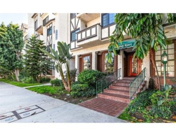 17914 Magnolia Boulevard #210 Photo